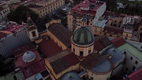 Drohnenaufnahme-Einer-Kuppel-In-Castellammare-Di-Stabia-Bei-Sonnenuntergang