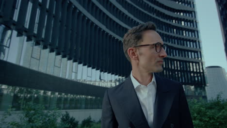 Elegante-Y-Guapo-Hombre-Caucásico-Con-Traje-Y-Gafas-Al-Aire-Libre-Mirando-A-Su-Alrededor