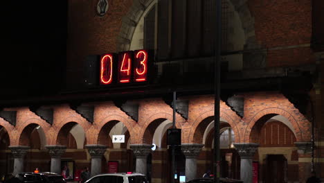 Estación-Central-De-Trenes-De-Copenhague-Por-La-Noche,-Dinamarca,-Fachada,-Reloj-Y-Entrada