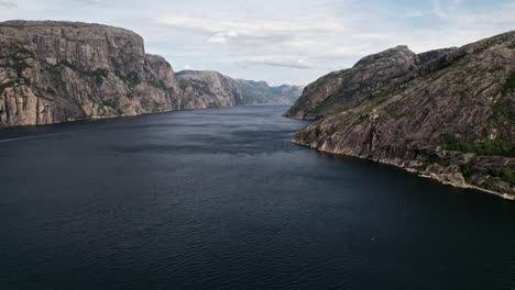 Toma-Aérea,-Panorámica-Sobre-Las-Aguas-Azotadas-Por-El-Viento-Del-Fiordo-De-Lysefjord,-Noruega