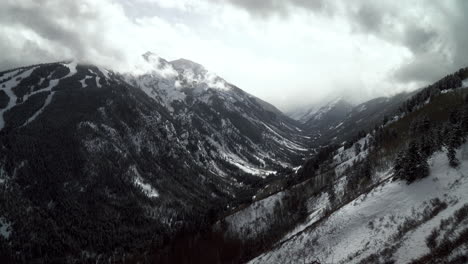 Espe-Schneemassen-Buttermilch-Gletscher-Malerische-Landschaftsansicht-Hochland-Schüssel-Skipisten-Pyramidengipfel-Maroon-Bells-Hauptstadtgipfel-Colorado-Winter-Nebel-Bewölkt-Verschneit-Schwenk-Nach-Links-Langsam