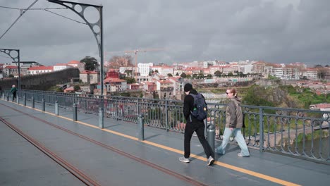 Vista-Del-Famoso-Puente-Ponte-Luís-I-En-Oporto:-Gente-Admirando-El-Impresionante-Paisaje-Urbano-Y-El-Río-Debajo