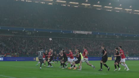 Profi-Fußballer-Schießt-Ein-Tor-Bei-Einem-Fußballspiel-In-Der-Polnischen-Liga