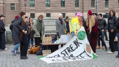 Greta-Thunberg-Y-Viernes-Para-Futuros-Huelguistas-Con-Carteles-Y-Pancartas