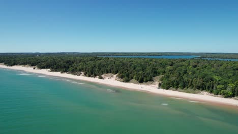 Whitefish-dunes-state-park-shoreline-with-white-sand-and-waves-crashing-in