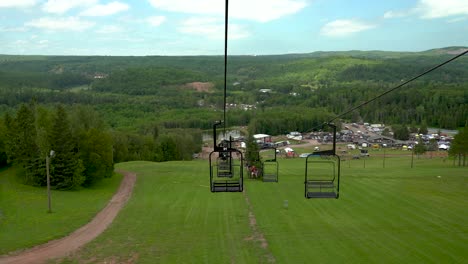 Abstieg-Vom-Berg-Im-Sessellift-Im-Mont-Du-Lac-Resort,-Usa