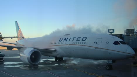 Un-Avión-Pesado-De-United-Airlines-Se-Somete-A-Un-Procedimiento-De-Deshielo-Previo-Al-Vuelo