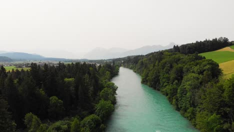 Aérea-De-Un-Río-Rodeado-De-Bosques-Y-Colinas