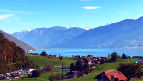 Suiza-Ferrocarril-Tren-Bahnhof-Viaje-Alpes-Suizos-Paisaje-Thunersee-Lago-Cielo-Azul-Maravilloso-Mañana-Berna-Thun-Interlaken-Thunersee-Zurich-Saas-Fee-Seestrasse-Zermatt-Verano-Otoño-Jungfrau