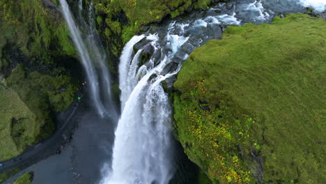 Seljalandsfoss-Wasserfall-In-Grüner-Landschaft-In-Island-–-Luftaufnahme-Per-Drohne