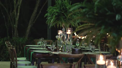 Elegante-Bankett-Tischgestaltung-Bei-Einem-Hochzeitsempfang-Mit-Gläsern,-Tellern,-Tafelaufsätzen-Mit-Farnen-Und-Blumen