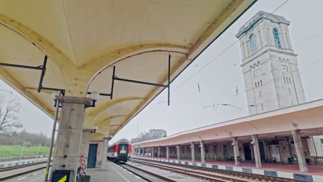 Elektrischer-Zug-Fährt-Von-Verlassenen-Bulgarischen-Grenzkontrollpunkt-Bahnhof-Bahnsteig