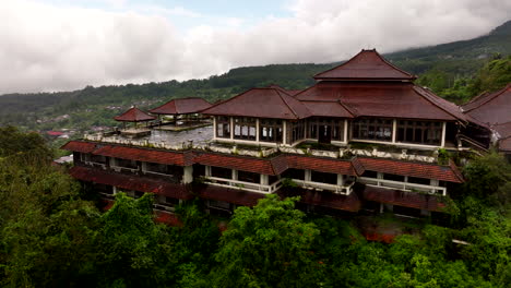 Verlassenes-Spukhotel-Bali-Pondok-Indah-Bedugul-In-Indonesien