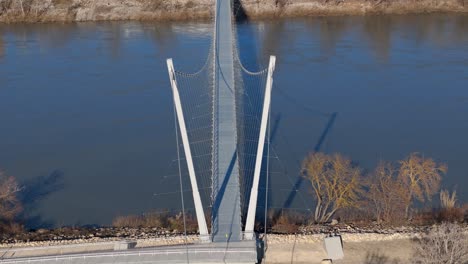 Puente-Colgante-De-Sauveterre-Sobre-El-Río-Ródano-Destinado-A-Peatones-Y-Ciclistas.