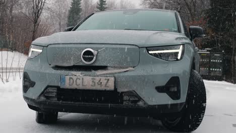 Volvo-C40-En-La-Nieve-Del-Invierno,-Landvetter,-Suecia