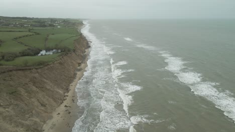 Raue-Wellen-An-Der-Küste-Irlands-In-Der-Nähe-Der-Stadt-Wexford-Bei-Stürmischem-Wetter