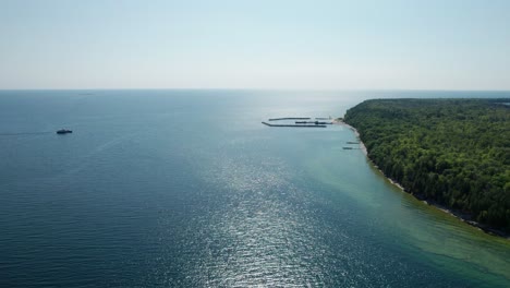 Ferry-with-cars-and-people-arriving-at-port-in-Door-County,-Wisconsin