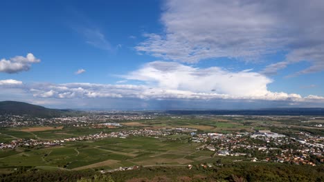 Zeitraffer-Mit-Blick-Auf-Einen-Wald-In-Einem-Tal-In-Österreich-Blick-Auf-Baden-Bei-Wien-Wolken-Und-Blauer-Himmel-Bei-Schönem-Wetter