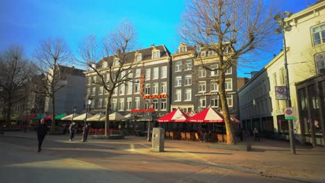 Amsterdam-Rembrandtplein-Vista-Sobre-El-Bar-Y-Restaurante-Del-Hotel-En-El-Soleado-Día-De-Invierno