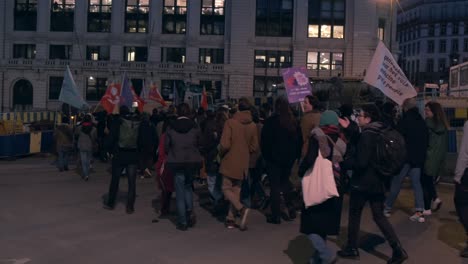 Los-Manifestantes-Marchan-Con-Banderas-De-Colores-Mientras-Llega-El-Anochecer.