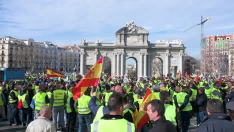 Tausende-Spanische-Landwirte-Und-Agrargewerkschaften-Blockieren-Die-Straßen,-Als-Sie-Sich-An-Der-Puerta-De-Alcalá-In-Madrid-Versammeln,-Um-Gegen-Unlauteren-Wettbewerb,-Agrar--Und-Regierungspolitik-Zu-Protestieren