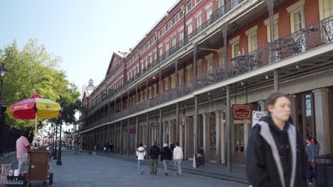 Los-Turistas-Caminan-Por-Las-Calles-De-Nueva-Orleans,-Cerca-De-Jackson-Square.