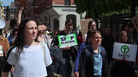 Los-Manifestantes-Medioambientales-De-Slomo-Marchan-Pacíficamente-Por-Las-Calles-De-Estocolmo