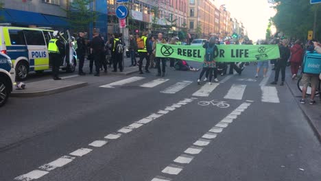 La-Policía-Intenta-Disolver-Una-Manifestación-De-Rebelión-De-Extinción-En-Estocolmo
