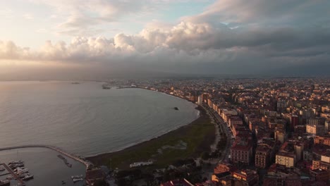 Panoramablick-Auf-Die-Wunderschöne-Stadt-Castellamare-Di-Stabia,-Begleitet-Vom-Sonnenuntergang