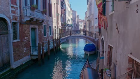 Venezianischer-Kanal-Von-Biblioteca-Acqua-Alta-Buchhandlung