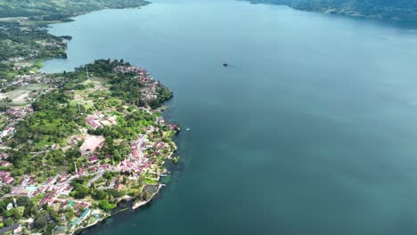 Tuktuk-Village,-Malerische-Siedlung-Auf-Der-Insel-Samosir