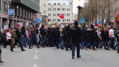 La-Gente-Corre-En-La-Calle-Estocolmo-Durante-La-Protesta-Por-La-Regulación-Del-Coronavirus.