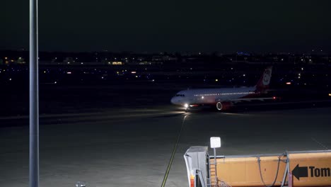 Avión-De-La-Aerolínea-Air-Berlin-Rodando-Por-La-Noche-En-La-Pista-De-Aterrizaje-En-El-Aeropuerto-Alemán-De-Berlín-Tegel-Ahora-Cerrado