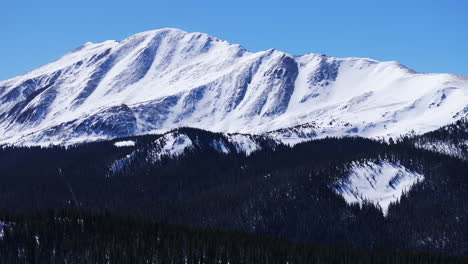 Winter-Schneebedeckt-Boreas-Berg-Breckenridge-Colorado-Luftdrohne-Boreas-Hoosier-Pass-Blauer-Fluss-Mt-Lincoln-Klarer-Blauer-Himmel-Morgen-Rocky-Mountains-Hinterland-Ski-Schneemobil-Landschaft-Aufwärtsbewegung