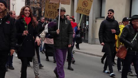 Demonstranten-Mit-Transparenten-Marschieren-Bei-Covid-Demonstration-In-Stockholm