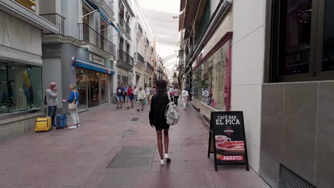 Pedestrian-street-in-Malaga-with-people-and-shops