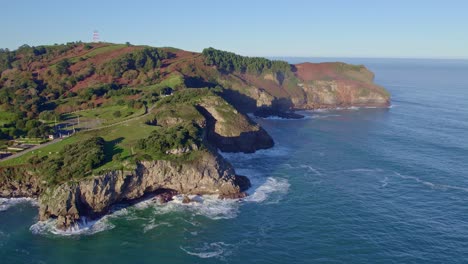 Acantilados-Rocosos-En-La-Costa-Cantábrica-De-La-Ciudad-De-Isla,-España-Aérea