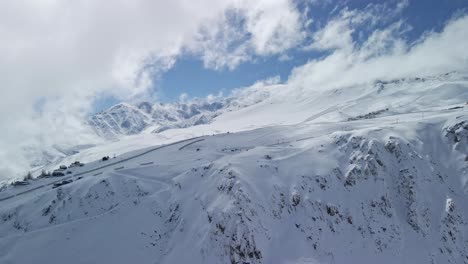 Toma-aérea-de-la-cordillera-de-los-andes-en-Valle-Nevado-en-invierno-Chile