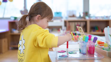 Niña-Dibujando-Acuarelas-Usando-Una-Pipeta-De-Paleta-Dentro-De-Un-Estudio-De-Arte-En-Cámara-Lenta