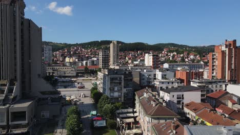 Vista-Aérea-Del-Centro-De-Uzice,-Serbia,-Edificios-Y-Plaza-En-Un-Día-Soleado-De-Verano