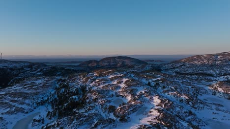 Montañas-Y-Bosques-Cubiertos-De-Nieve-En-Bessaker,-Noruega-Al-Atardecer---Disparo-De-Drones