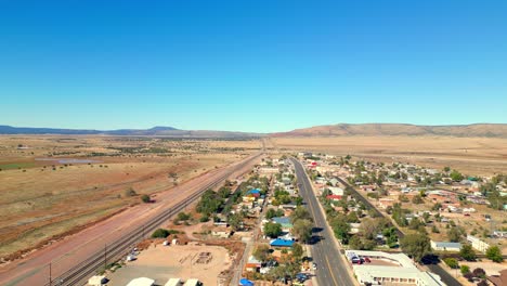 Vista-Aérea-De-La-Ruta-66-En-Seligman,-Arizona,-EE.UU.