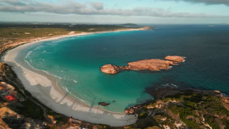 Amplia-Vista-Aérea-De-La-Playa-Crepuscular-Al-Atardecer-Con-Algunas-Nubes-En-El-Cielo-Cerca-De-Esperance-En-Australia-Occidental