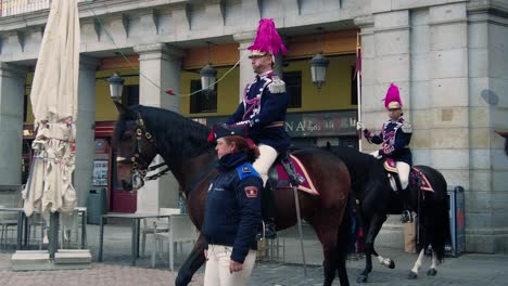 Königliche-Garde-Reitet-Auf-Dem-Plaza-Mayor-Der-Spanischen-Streitkräfte-In-Madrid