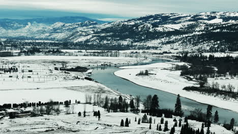 El-Río-Thompson-Se-Curva-Nevadamente-A-Través-De-Las-Montañas-Kamloops