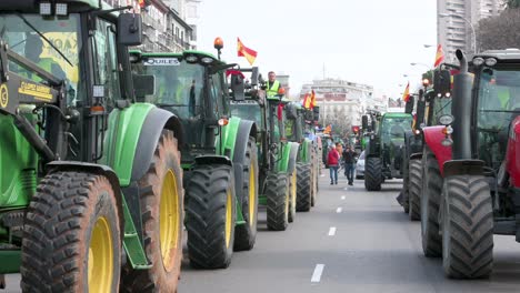 Hundreds-of-tractors-arrive-in-Madrid-during-the-demonstration-and-farmer-strike-to-protest-against-unfair-competition,-agricultural-and-government-policies