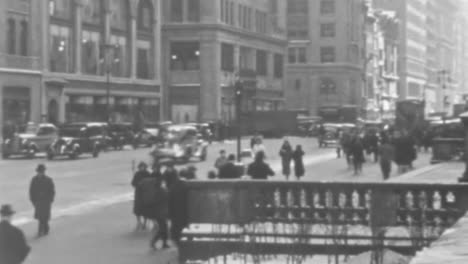 Personas-Y-Autos-Clásicos-Frente-A-La-Biblioteca-Pública-De-Nueva-York-En-Nueva-York-1930