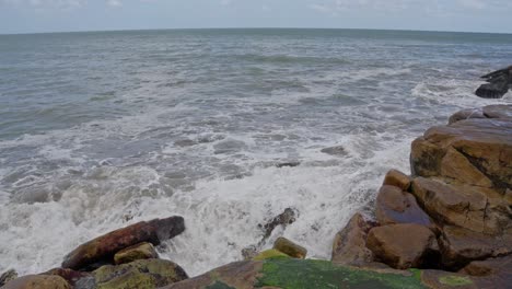 Cámara-Lenta-De-Olas-Del-Océano-Golpeando-El-Rompeolas