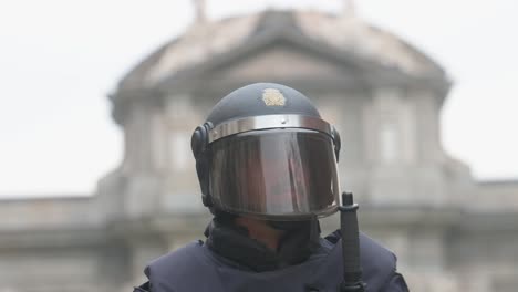 Ein-Polizist-Steht-Wache,-Als-Sich-Spanische-Landwirte-Und-Agrargewerkschaften-Auf-Der-Plaza-De-La-Independencia-Versammeln,-Um-Gegen-Unlauteren-Wettbewerb,-Agrar--Und-Regierungspolitik-Zu-Protestieren