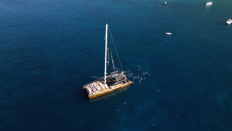 Gente-Bañándose,-Catamarán-En-Agua-De-Mar-Azul,-Tenerife,-Barco,-Verano,-Zumbido